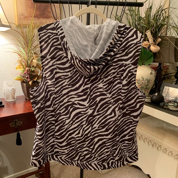 Peck & Peck Top with hoodie - Picture 3 of 7